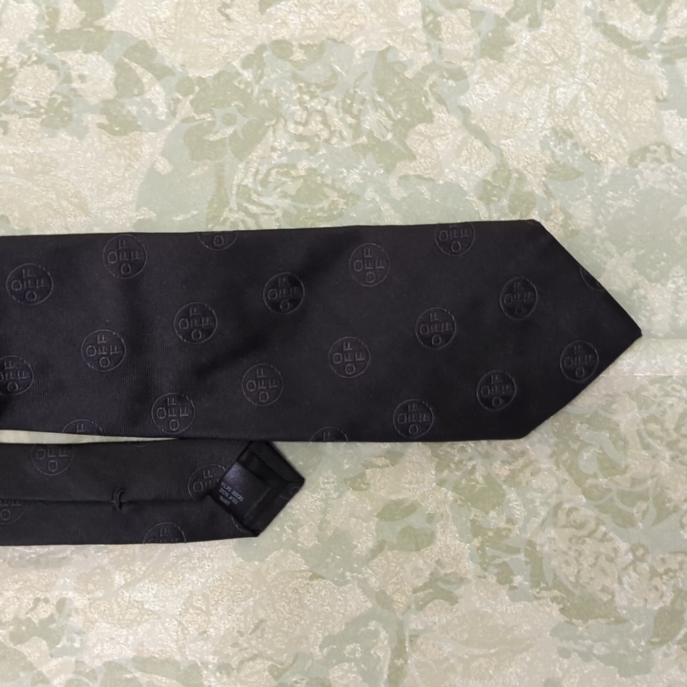 Off white tie